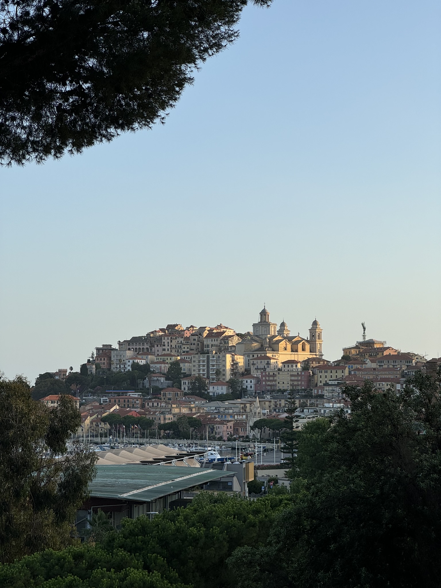 Imperia vue sur la vielle ville en Italie en ligure