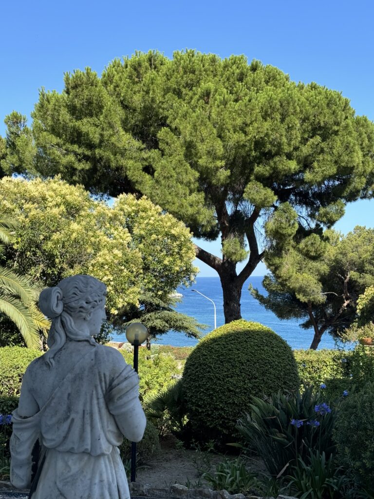 Villa Marina avec petits appartement balcon et piscine vue sur la mer à Imperia en  Italie
