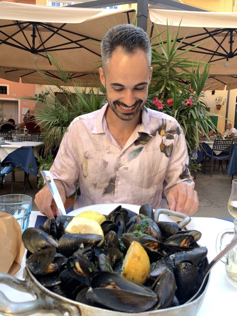 OÙ manger des moules à Imperia en italie La piazzetta Di Borgo Marina IM