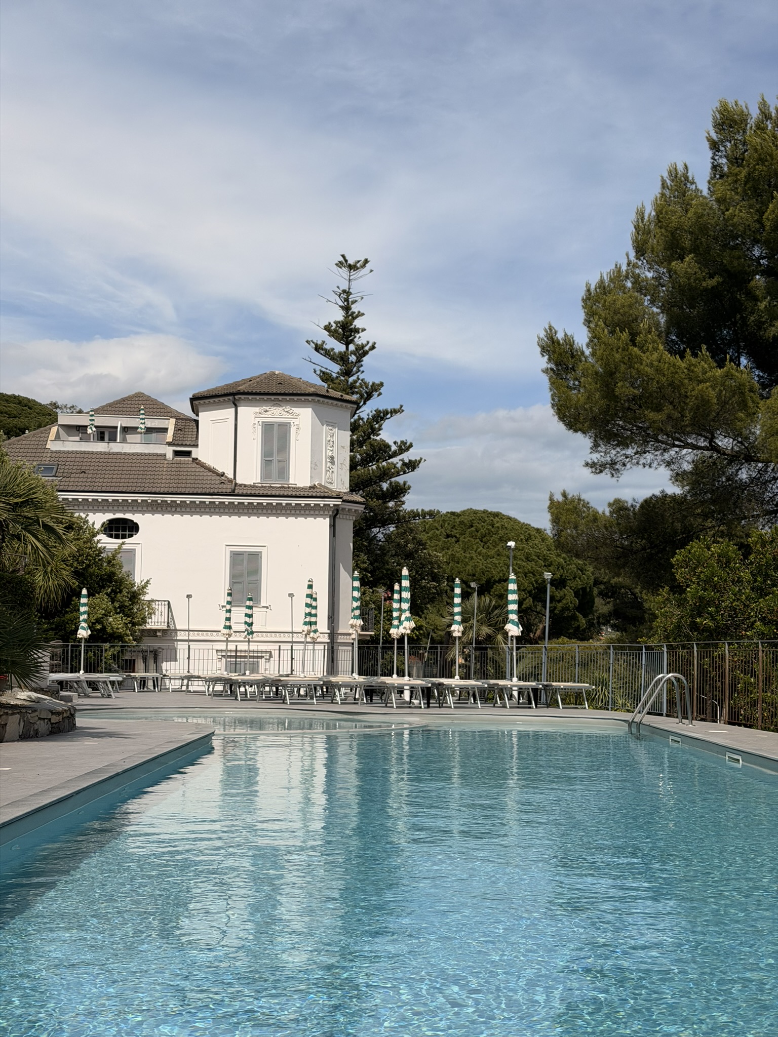 Villa Marina avec petits appartement balcon et piscine vue sur la mer à Imperia en  Italie