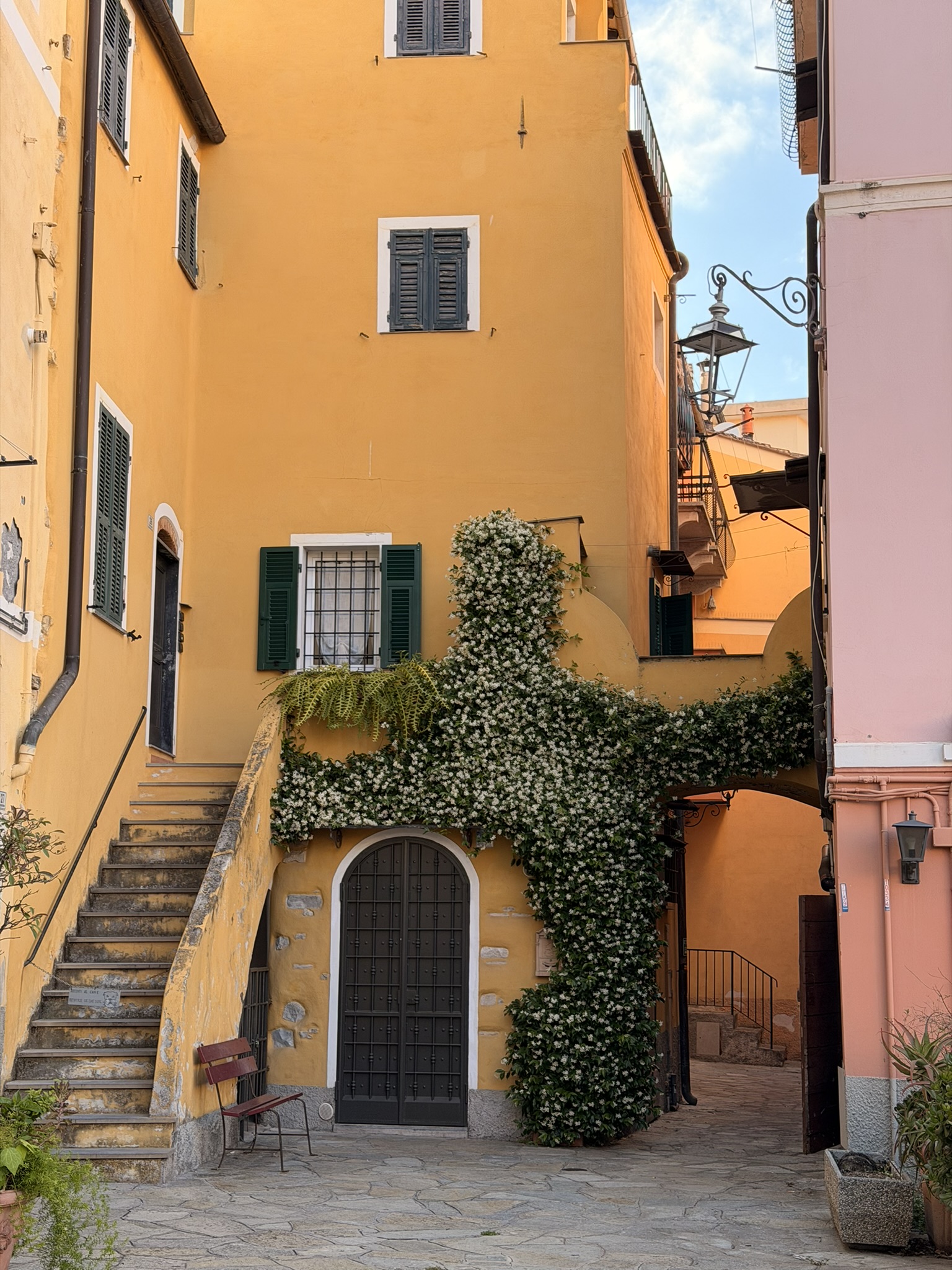 1. Se perdre dans les ruelles du Parasio à Imperia en Italie en Ligurie