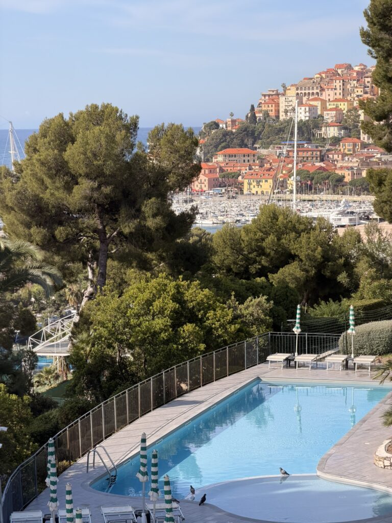 Villa Marina avec petits appartement balcon et piscine vue sur la mer à Imperia en  Italie