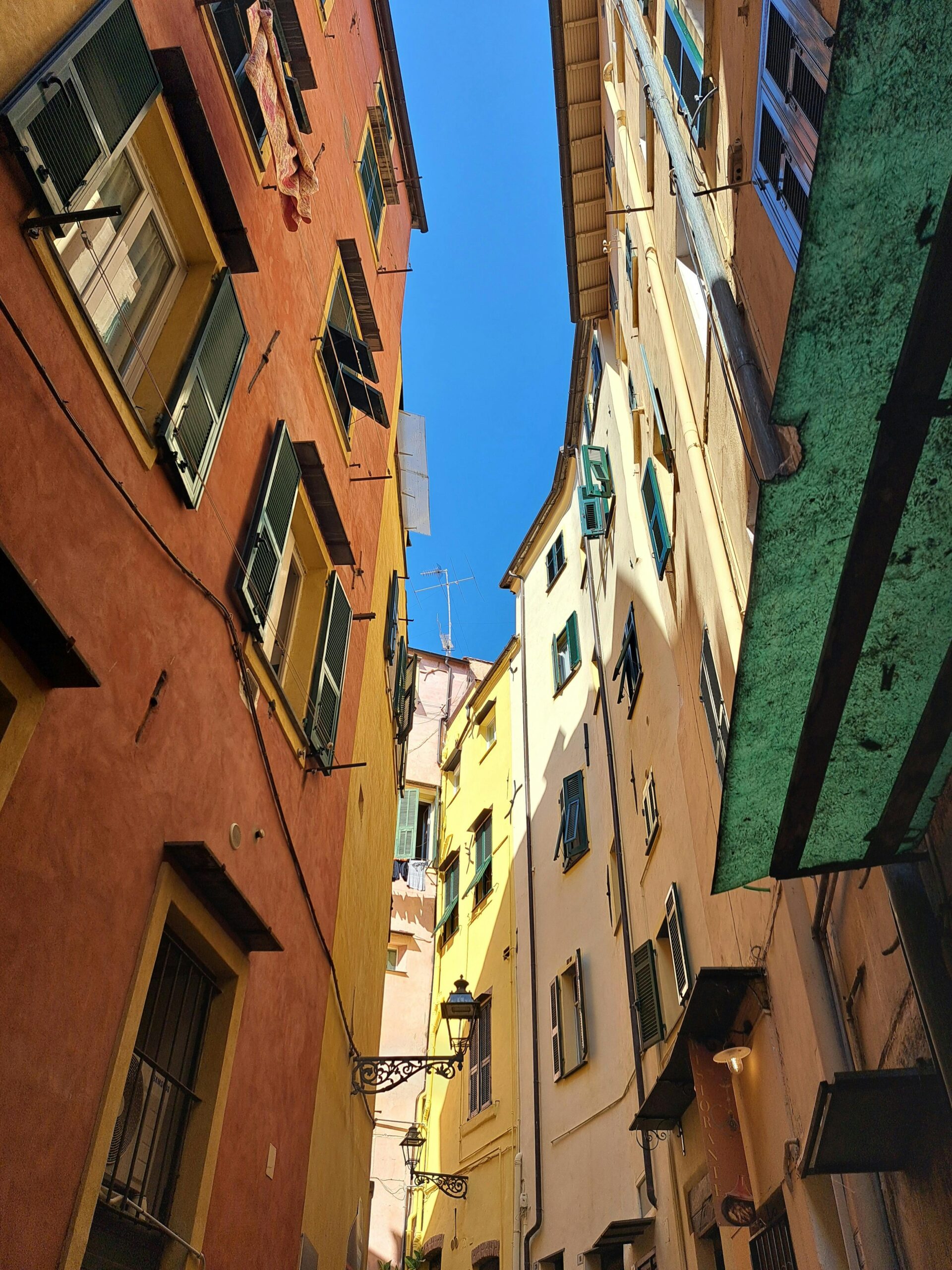 passer une soirée dans les ruelles colorées de Sanremo en ligurie pendant des vacances en Italie