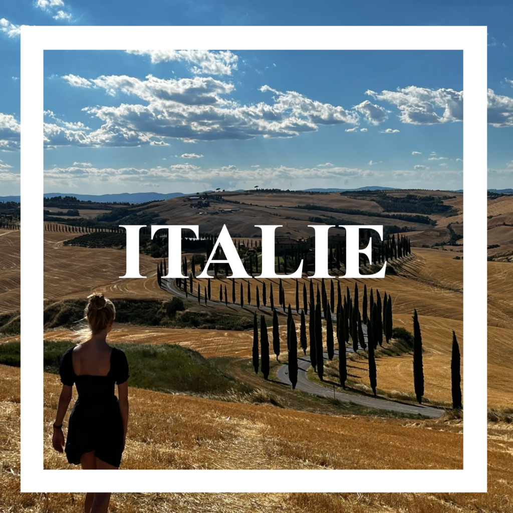 Accueil Italie Toscane avec allée de cyprès et voyageuse de dos