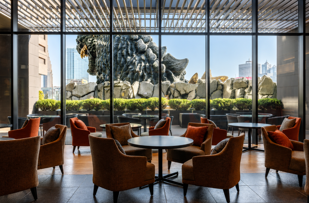 Visiter le Japon en 2 semaines : itinéraire de 15 jours entre Tokyo, Kyoto et Osaka L’Hotel Gracery Shinjuku est sans doute l’un des hôtels les plus emblématiques de Tokyo au Japon