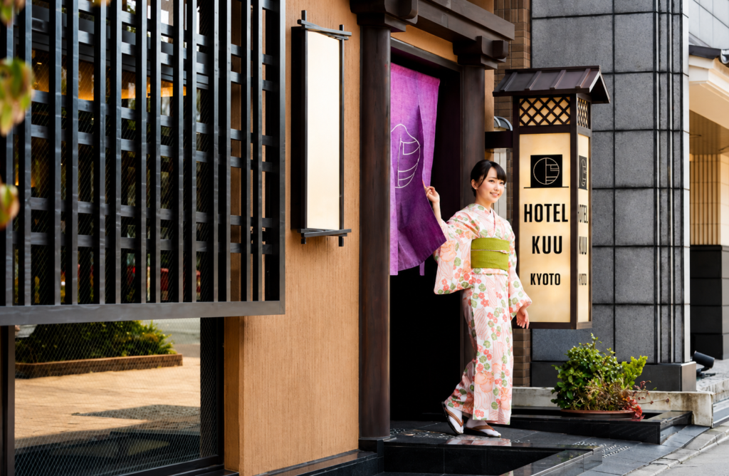 Visiter le Japon en 2 semaines : itinéraire de 15 jours entre Tokyo, Kyoto et Osaka Hotel Kuu Kyoto : un hôtel élégant au pied de la gare de Kyoto au Japon