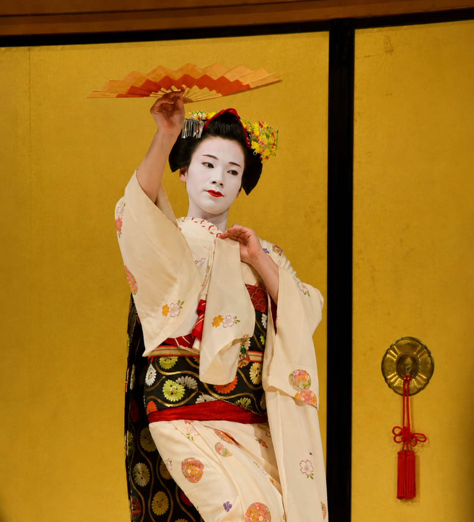 Visiter le Japon en 2 semaines : itinéraire de 15 jours entre Tokyo, Kyoto et Osaka spectacle de geisha à Kyoto au Japon