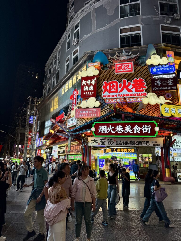 Jianghan Road Walking Street : la grande rue piétonne animée de Wuhan Chine