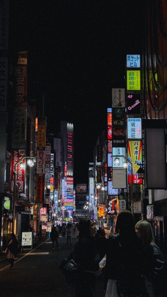 Visiter le Japon en 2 semaines : itinéraire de 15 jours entre Tokyo, Kyoto et Osaka shinjuku et ses grattes ciels au japon