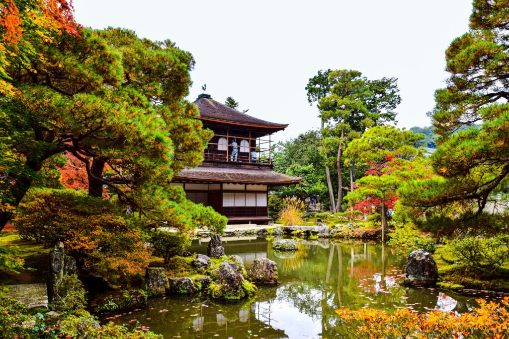 Visiter le Japon en 2 semaines : itinéraire de 15 jours entre Tokyo, Kyoto et Osaka Tenryu-ji Kyoto Japon temple au bord d'un petit étang