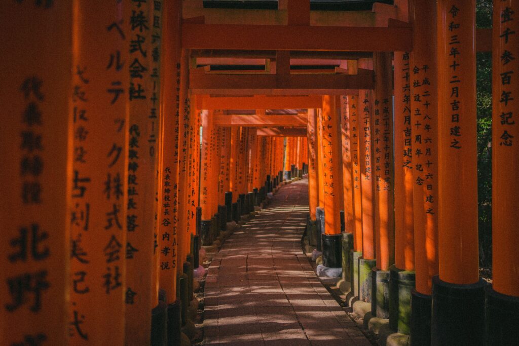 Visiter le Japon en 2 semaines : itinéraire de 15 jours entre Tokyo, Kyoto et Osaka Fushimi Inari et ses milliers de torii rouges au japon