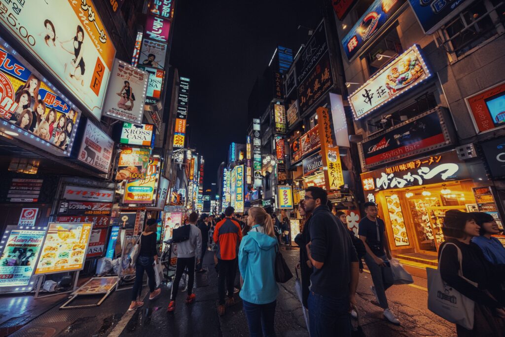 Visiter le Japon en 2 semaines : itinéraire de 15 jours entre Tokyo, Kyoto et Osaka shibuya quartier animé de tokyo la nuit au japon