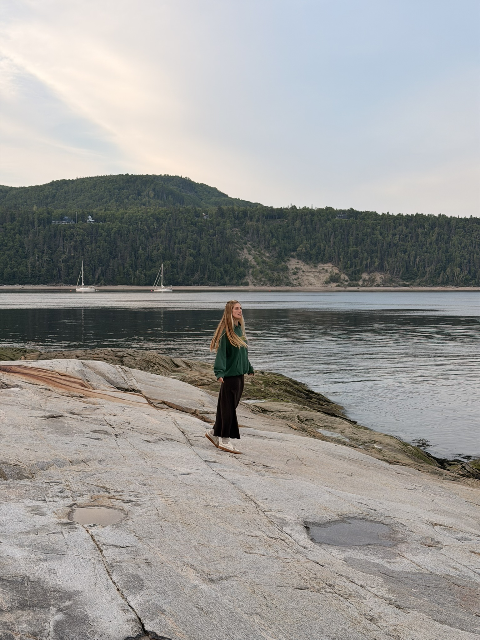 Sentier côtier de la Pointe-de-l’Islet à Tadoussac voyageuse cheveux dans le vent au coucher de soleil