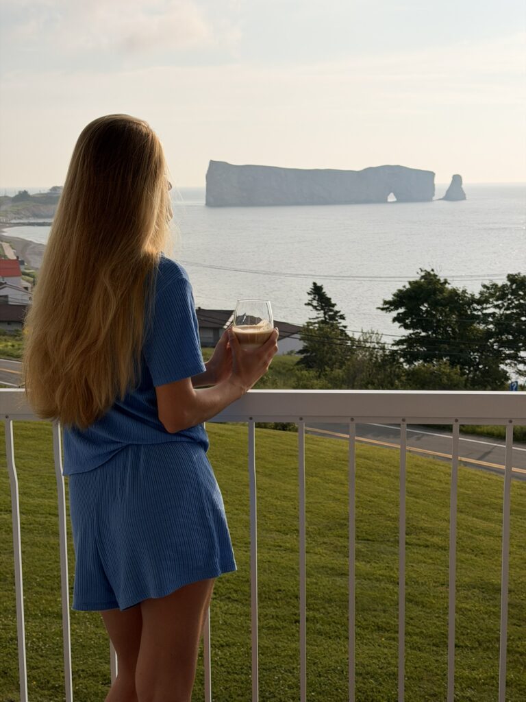 Café face au Rocher Percé au lever du soleil en Gaspésie
