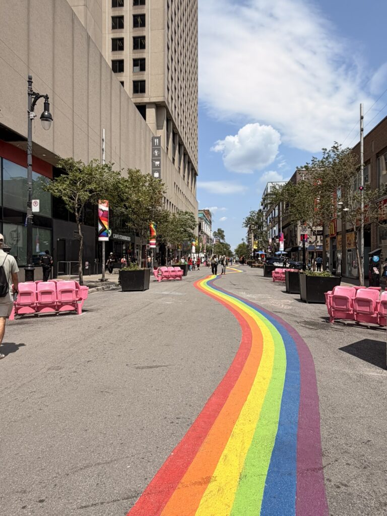 Rue colorée du Village, quartier LGBTQ+ de Montréal