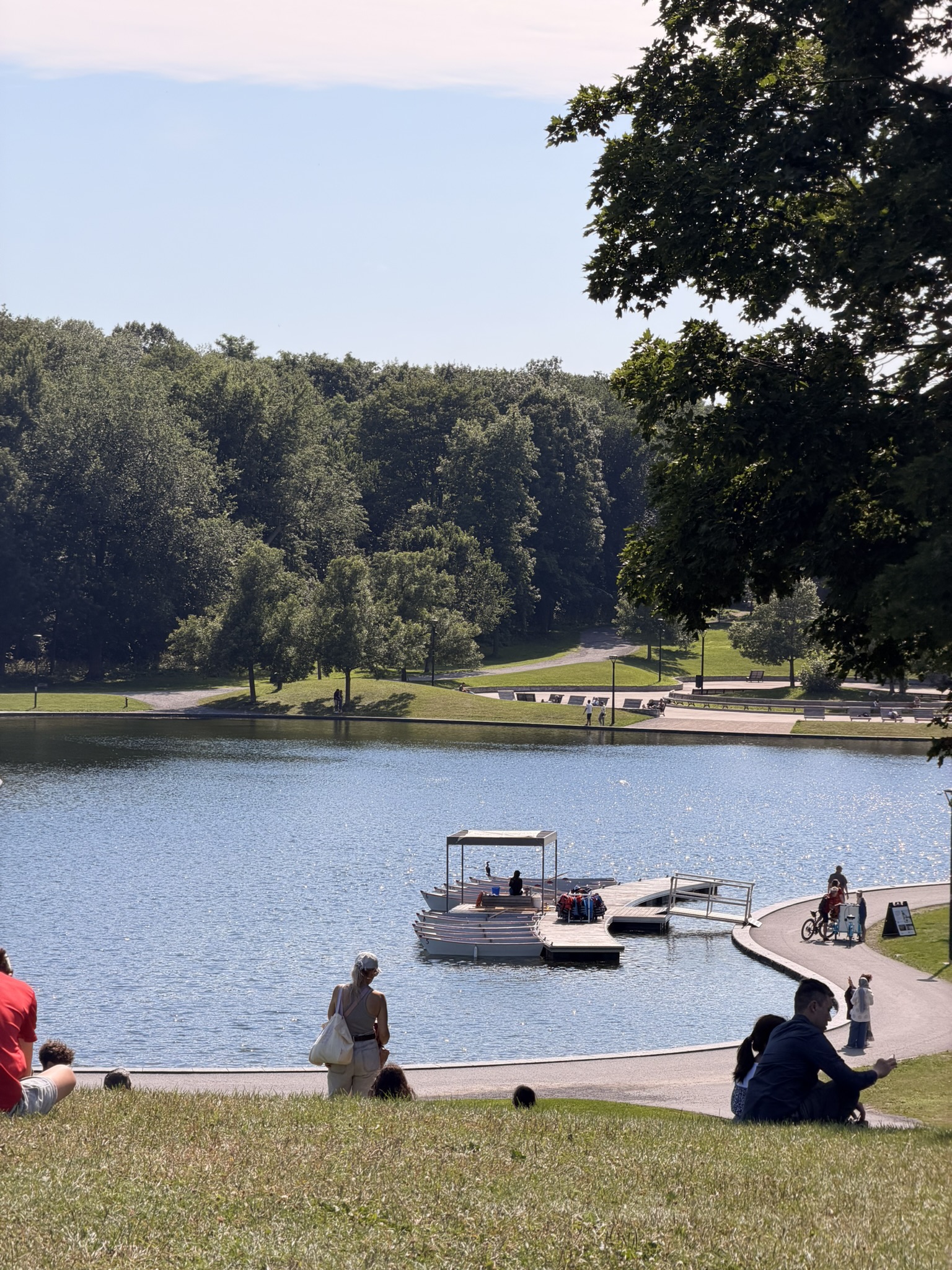 Sentier verdoyant dans le parc du Mont-Royal à Montréal avec grande fontaine