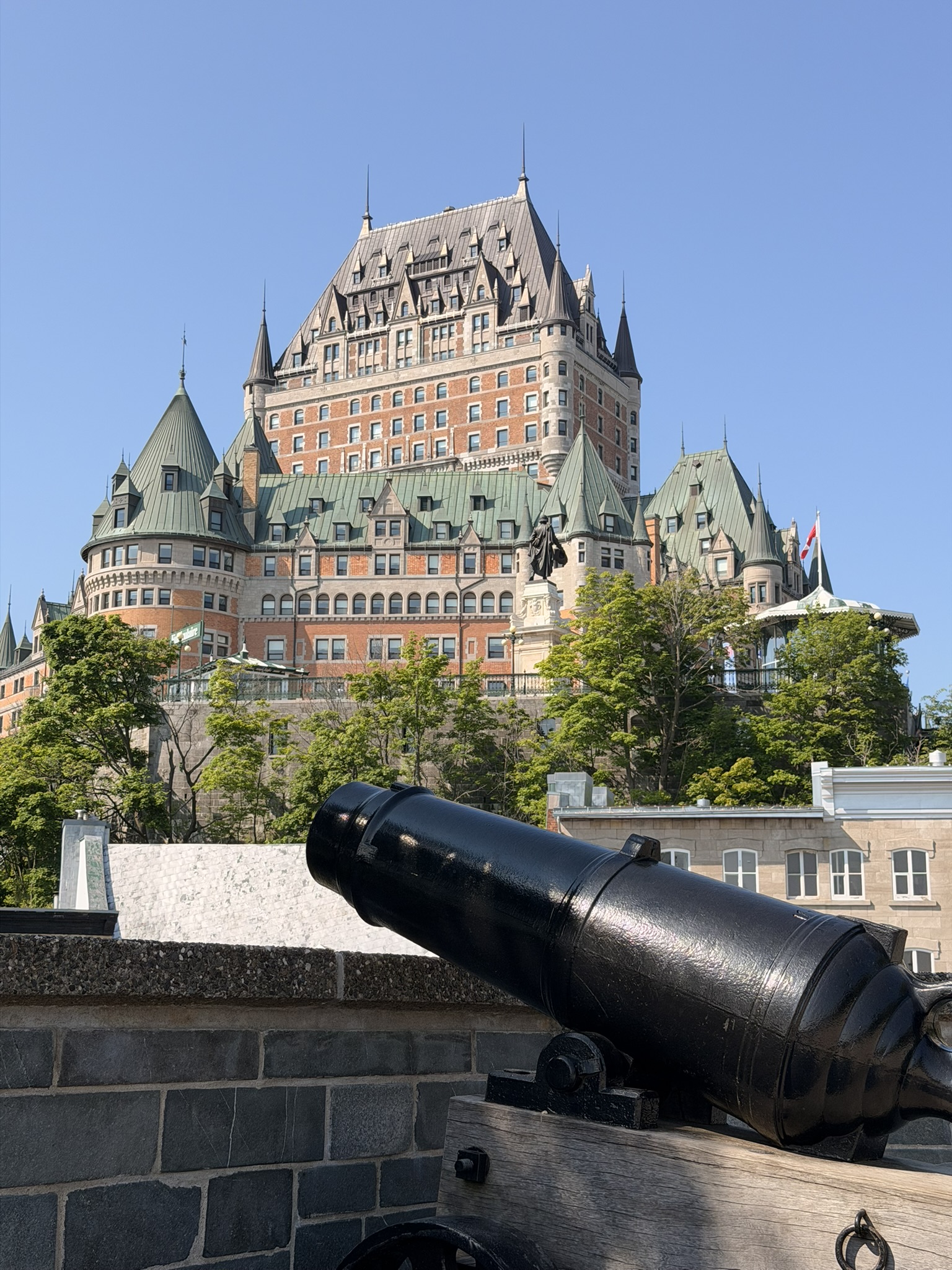Château Frontenac dominant le Vieux-Québec au Canada