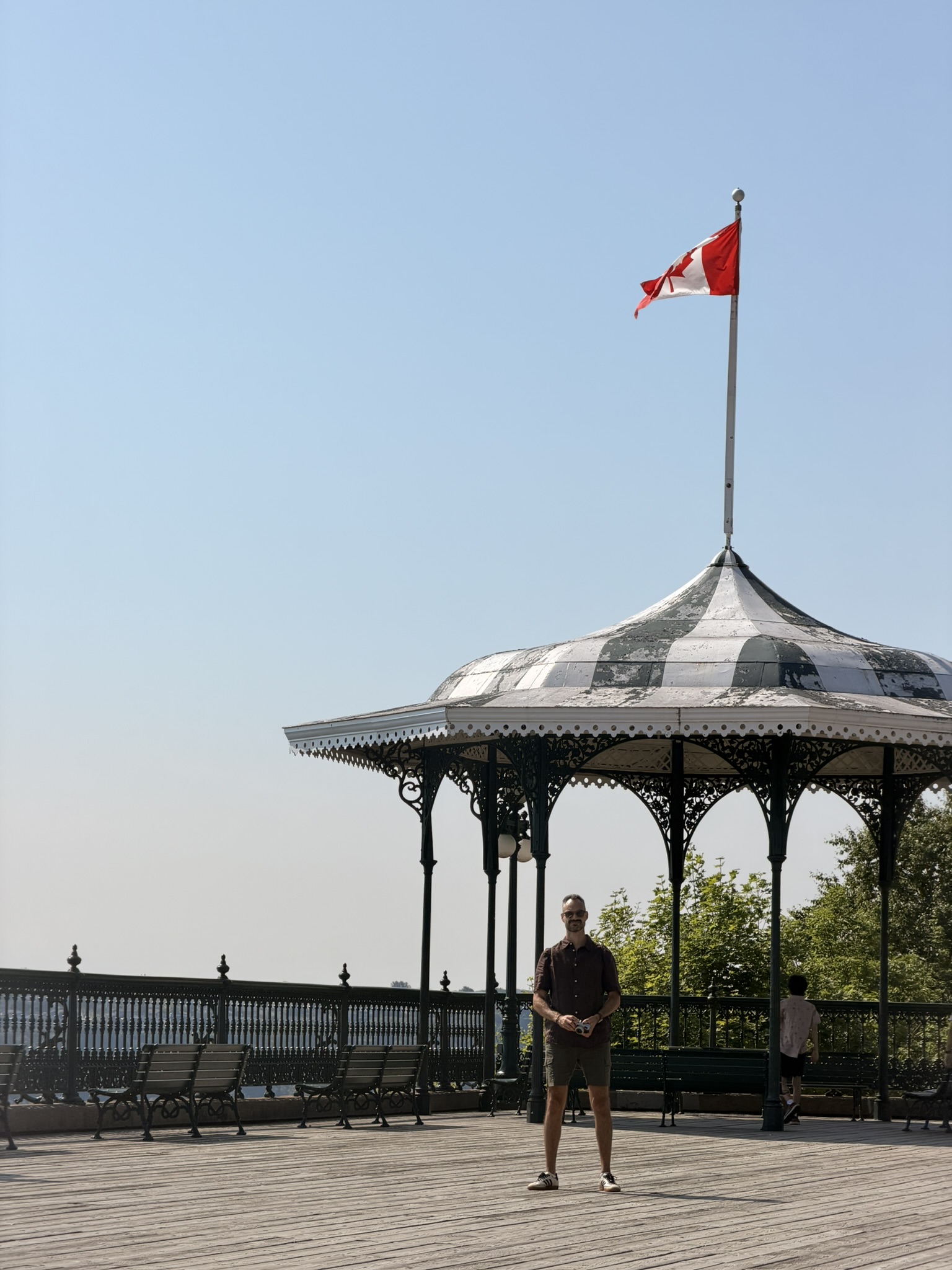 Vue de la ville de Québec au début de notre road trip de deux semaines avec drapeau canadien