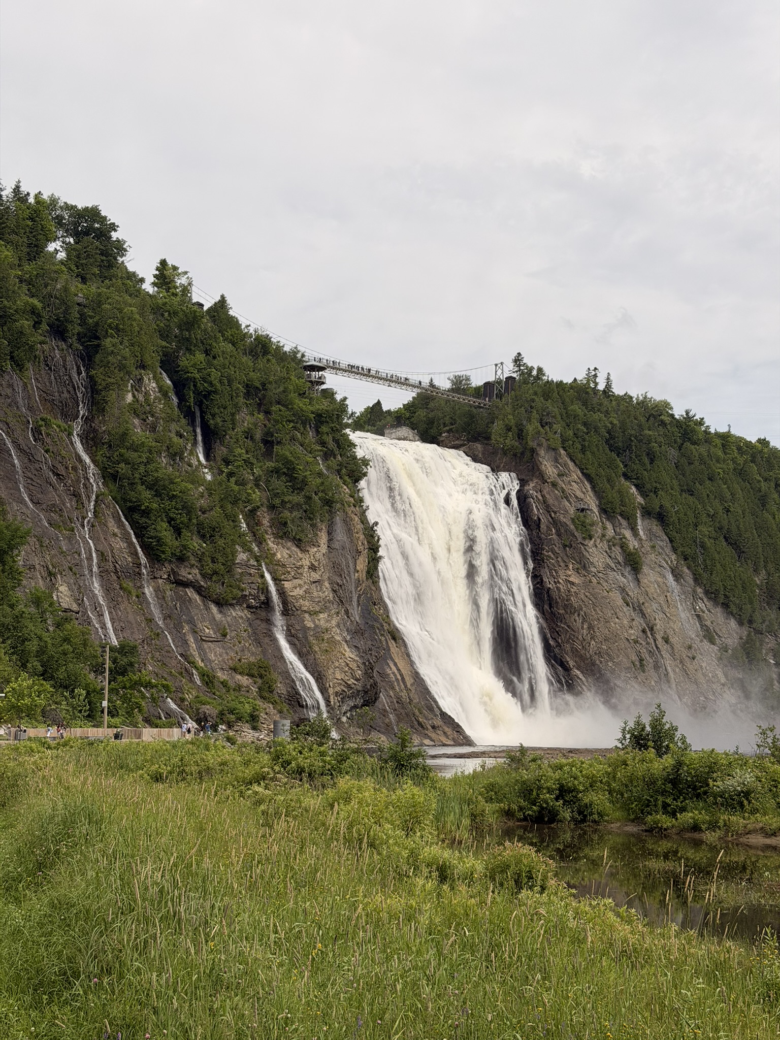 Chute Montmorency observée depuis le parc près de Québec